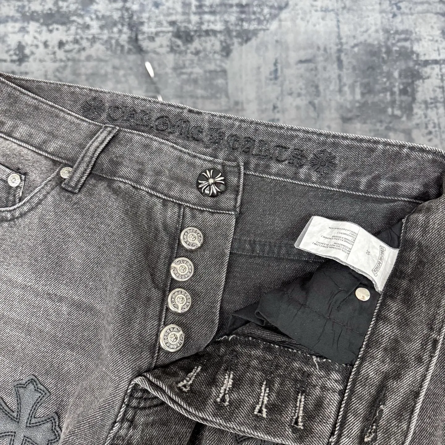 P280 Chrome Hearts city-limited flame black and white leather jeans need to be washed after the finished product is disassembled and hand-made with sheepskin cross leather and then spliced ​​together. The whole piece has too many craftsmanship to explain. The cabinet price is 34W+, the patchwork is decorated with cross flowers, and the high-waisted washed jeans! ! Absolutely high-end luxury products, 8W+ level god-level single products, super popular products, made with top heavy industry, a magic weapon that cannot be missed. About Kroxin This is an extremely luxurious fashion brand, which can also be called the aristocrats of the high street. It has always been an exclusive brand for some hipsters or rich second generation. Compared with ordinary high streets, it is more luxurious and noble. Compared with luxury brands, it has a more fashionable personality and has always been a brand that I have a special liking for. Size: 28 30 32 34 (corresponds to S-XL) Size chart: 28 Waist 76 Pants length 104 Hips 98 30 Waist 80 Pants length 105 Hips 102 32 Waist 84 Pants length 106 Hips 106 34 Waist 88 Pants length 107 Hips 110
